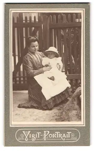 Fotografie unbekannter Fotograf und Ort, Mutter mit ihrem Kleinkind mit Sonnenhut, Mutterglück