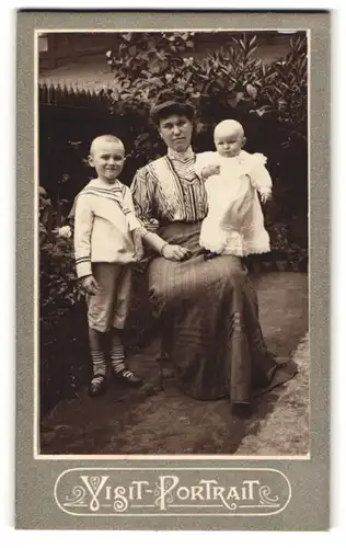 Fotografie unbekannter Fotograf und Ort, Mutter in gestreifter Bluse neben ihren Kindern, Mutterglück
