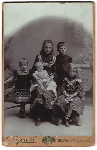 Fotografie O. Wegrath, Wien, Portrait von Kindern, Mädchen mit Baby auf dem Arm, Mutterglück