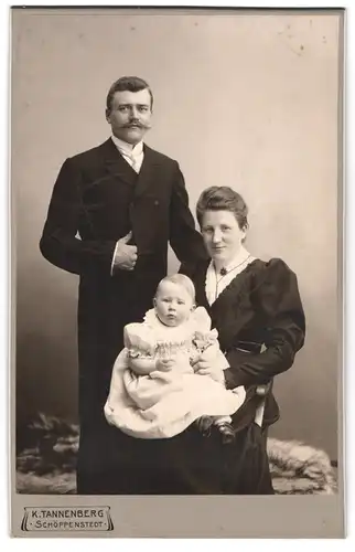 Fotografie K. Tannenberg, Schöppenstedt, Vater und Mutter mit Kleinkind auf dem Schoss, Mutterglück