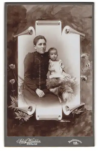 Fotografie Adolf Winkler, Görlitz, Mutter mit ihren Kind auf Fell im Passepartout, Mutterglück