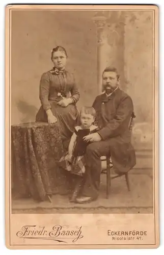 Fotografie Friedr. Baasch, Eckernförde, Mutter und Vater mit ihrem Kind im Kleid, Mutterglück