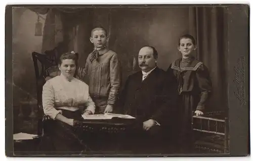 Fotografie Rudolf Müller, Görlitz, Mutter und Vater mit ihren zwei Söhnen im Studio, Mutterglück