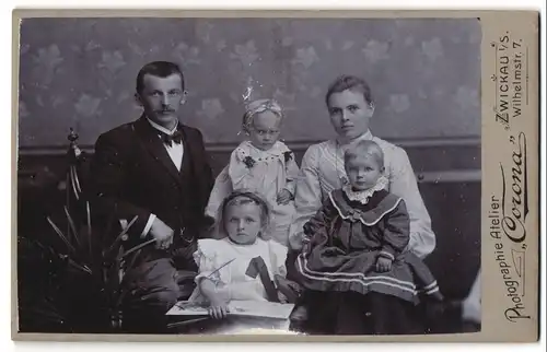 Fotografie Atelier Corona, Zwickau, Mutter und Vater mit ihren drei Kindern in Kleidchen, Mutterglück