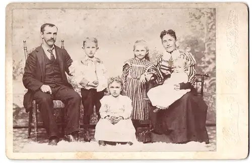 Fotografie Clements, Lincoln, Portrait einer Familie mit Kindern, Mutterglück