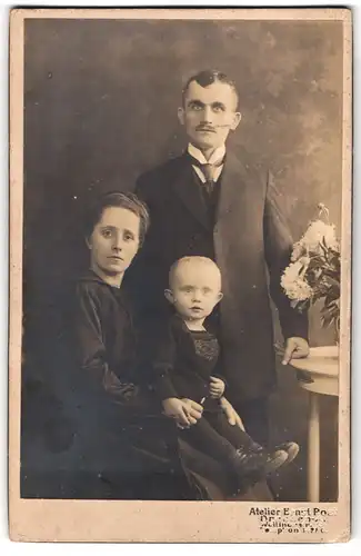 Fotografie Ernst Rost, Dresden, Vater und Mutter mit ihrem Kind auf dem Schoss, Mutterglück