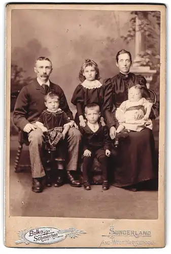Fotografie Bolko Schmiechen, Sunderland, Mutter und Vater mit ihren Kindern im Studio, Mutterglück