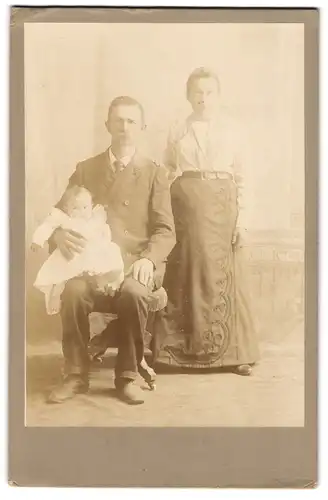 Fotografie unbekannter Fotograf und Ort, Mutter und Vater mit Kleinkind auf dem Schoss, Mutterglück