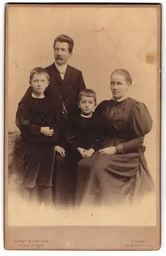 Fotografie Ernst Hennings, Cassel, Vater und Mutter neben ihren Söhnen in Samtanzügen, Mutterglück