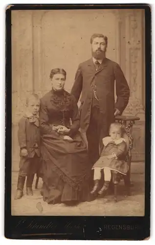 Fotografie P. Schindler, Regensburg, Mutter im Tournürenkleid neben Vater und ihren Kindern, Mutterglück