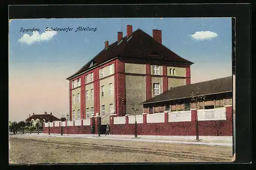 AK Berlin-Spandau, Kaserne, Scheinwerfer Abteilung mit Soldaten
