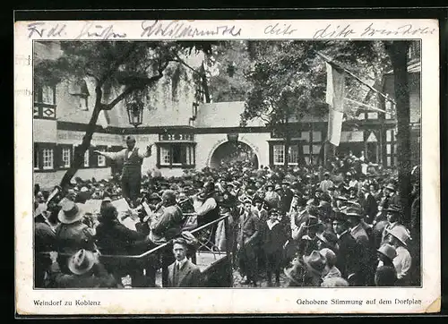 AK Weindorf bei Koblenz, Musikanten spielen auf, Dorfplatz