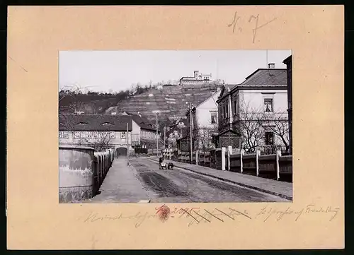 Fotografie Brück & Sohn Meissen, Ansicht Niederlössnitz, Blick in die Südstrasse mit Wohnhäusern und Friedensburg