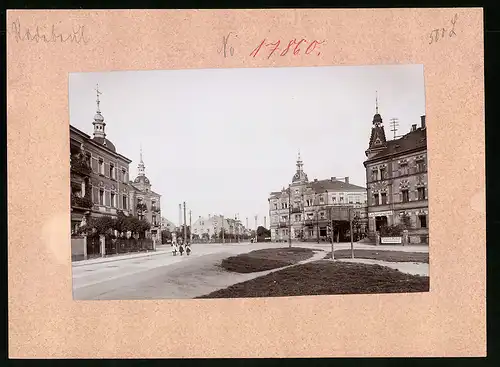 Fotografie Brück & Sohn Meissen, Ansicht Radebeul, Albertplatz mit Villa Fiedler, Lederwarengeschäft, Litfassssäule