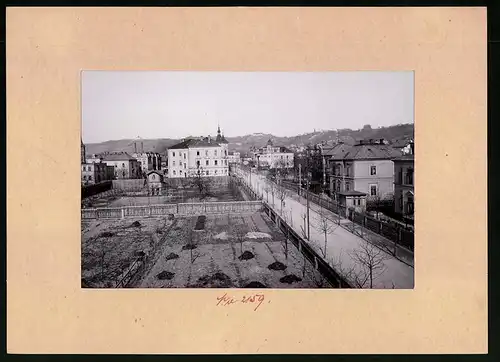 Fotografie Brück & Sohn Meissen, Ansicht Radebeul-Oberlössnitz, Schildenstrasse mit Kirche und Wohnhäuser