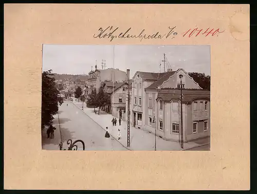 Fotografie Brück & Sohn Meissen, Ansicht Kötzschenbroda, Partie in der Bahnhofstrasse an der Apotheke, Eisenbahnbrücke