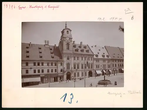 Fotografie Brück & Sohn Meissen, Ansicht Eger, Marktplatz und Rathaus, Geschäfte Franz Wollrab, Rudolf Krill, Brunnen