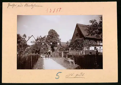 Fotografie Brück & Sohn Meissen, Ansicht Oberlohmen, Weg im Ort mit Wohnhäusern, Knaben spazieren auf dem Weg