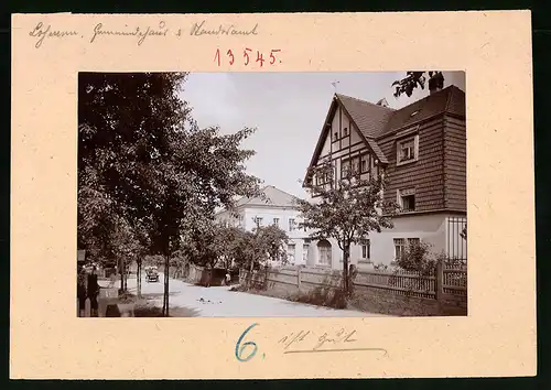 Fotografie Brück & Sohn Meissen, Ansicht Lohmen i. Sa., Partie am Gemeindehaus, Soldaten im Auto