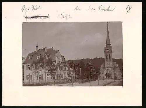 Fotografie Brück & Sohn Meissen, Ansicht Bad Elster, Partie an der Kirche mit Wohnhaus