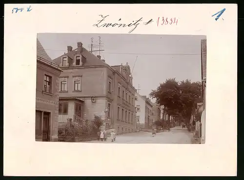 Fotografie Brück & Sohn Meissen, Ansicht Zwönitz, Blick in die Äussere Bahnhofstrasse mit kaiserliches Postamt