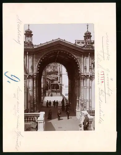 Fotografie Brück & Sohn Meissen, Ansicht Karlsbad, Blick auf den Eingang zum Sprudel mit Kurgästen