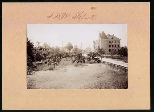 Fotografie Brück & Sohn Meissen, Ansicht Serkowitz, Blick auf die Schule und nach der Eisoldsche Ziegelei