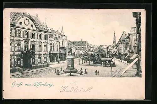 AK Offenburg, Strassenpartie mit Kiosk und Denkmal