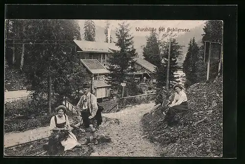 AK Schliersee, Wurzhütte mit Menschen in Tracht
