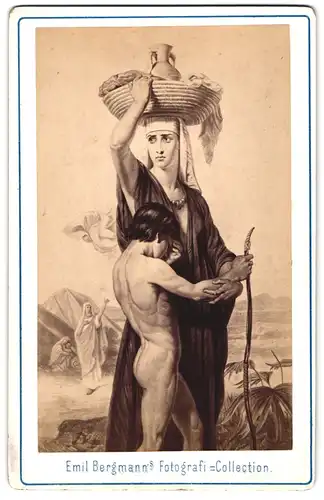 Fotografie Emil Bergmann, Ort unbekannt, Dame trägt Korb mit Wasser auf dem Kopf und hält nackten Jungen im Arm