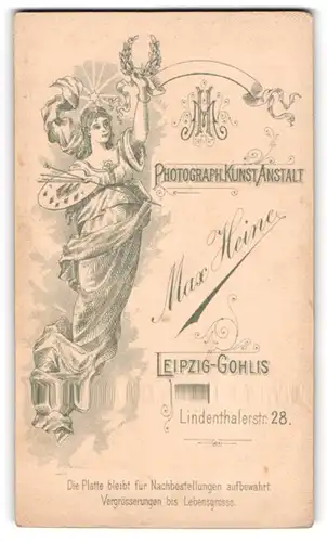 Fotografie Max Heine, Leipzig-Gohlis, Dame im langen Kleid mit Kranz und Palette