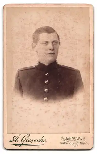 Fotografie A. Giesecke, Hannover, Welfenplatz 16a, Dame im langen Kleid mit Rosen im Jugendstil