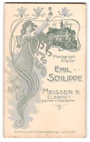 Fotografie Emil Schlippe, Meissen R., Elbberg 1, Dame im langen Kleid mit Stadtansicht, Jugendstil