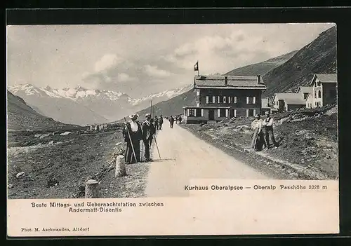 AK Oberalp-Passhöhe, Besucher vor dem Kurhotel Oberalpsee