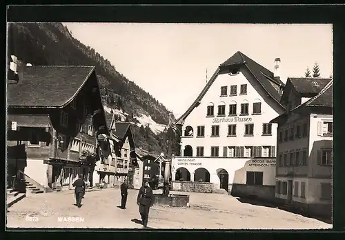 AK Wassen, Blick auf das Hotel Wassen mit Restaurant und Gartenterrasse, Soldaten