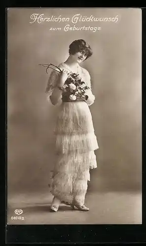 Foto-AK EAS Nr. 04013 /2: Hübsche Geburtstagsgratulantin mit Rosen