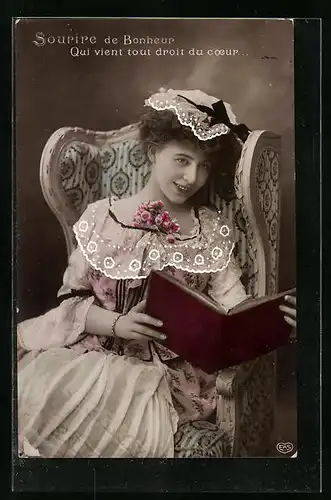 Foto-AK EAS: Sourire de Bonheur, Hübsches Mädchen beim Lesen