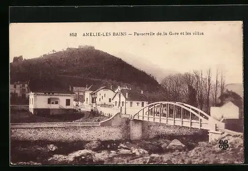 AK Amelie-les-Bains, Passerelle de la Gare et les villas
