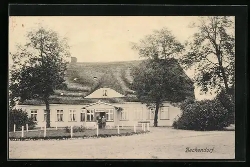 AK Beckendorf /Granzin, Gutshof Beckendorf - Gebäude mit Vorplatz, Paar im Eingang