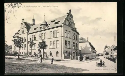 AK Kitzingen, Landwehrstrasse mit Krankenhausgebäude und Passanten