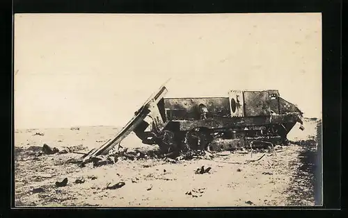 Foto-AK Ortspartie mit einem Panzertank