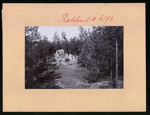 Fotografie Brück & Sohn Meissen, Ansicht Radebeul, Partie an der Bismarckquelle im Waldpark