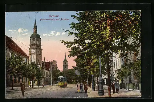 AK Dessau, Kavalierstrasse mit Postamt und Strassenbahn