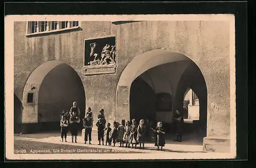 AK Appenzell, Uli Rotach Gedenktafel am Rathaus mit Kindern