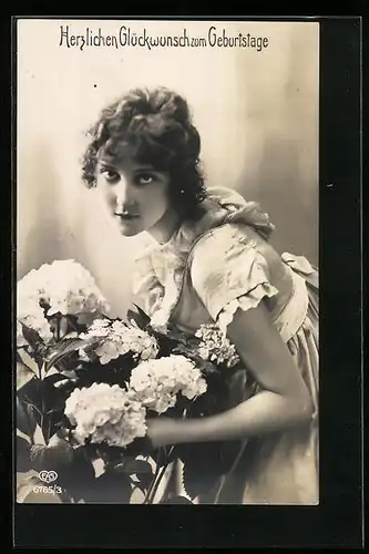 Foto-AK EAS: Junge Dame mit Hortensienstrauss - Geburtstagsgruss