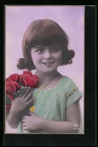 Foto-AK EAS: Lächelndes Mädchen im grünen Kleid drückt einen Rosenstrauss an sich