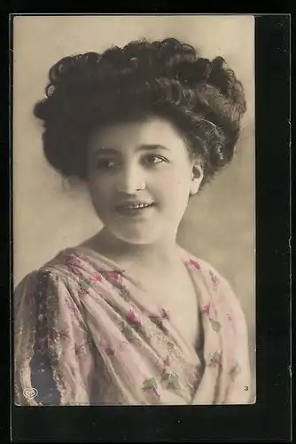 Foto-AK EAS: Junge Dame mit ondulierten Haaren im geblümten Kleid