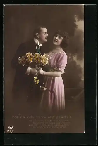 Foto-AK EAS: Junges Paar mit Blumen vor Landschaftskulisse