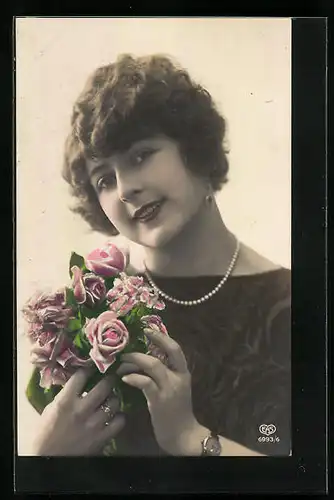 Foto-AK EAS: Junge Dame mit Perlenkette und Rosenstrauss