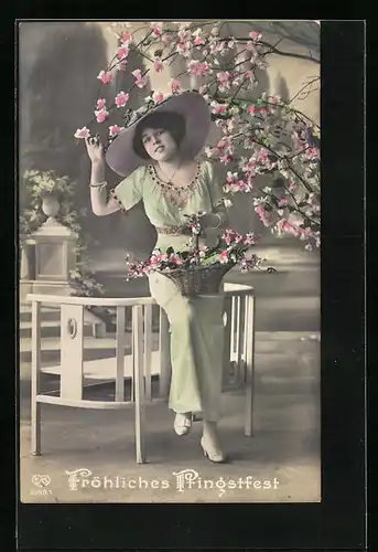 Foto-AK EAS: Junge Dame mit Blumenkorb unter blühendem Baum - Pfingstgruss